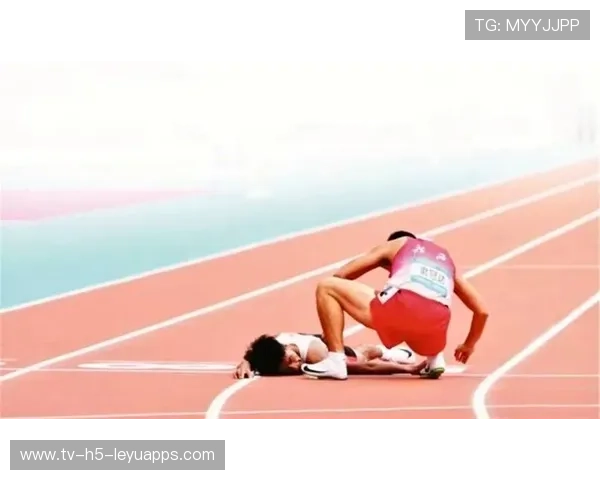 对手摔倒仍扶起他,全场一片掌声