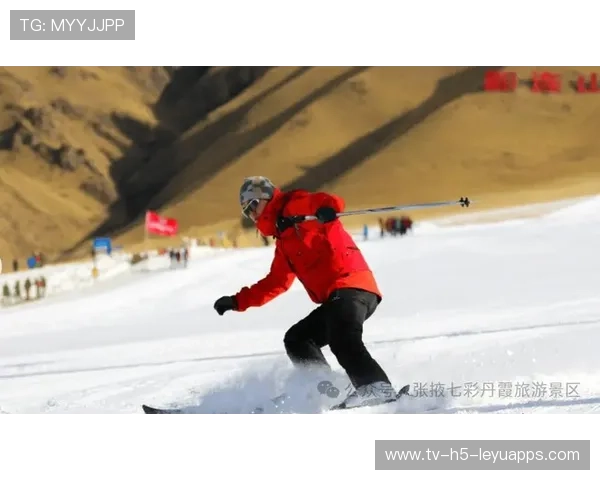 滑雪高速冲下山坡，惊险画面堪比动作片