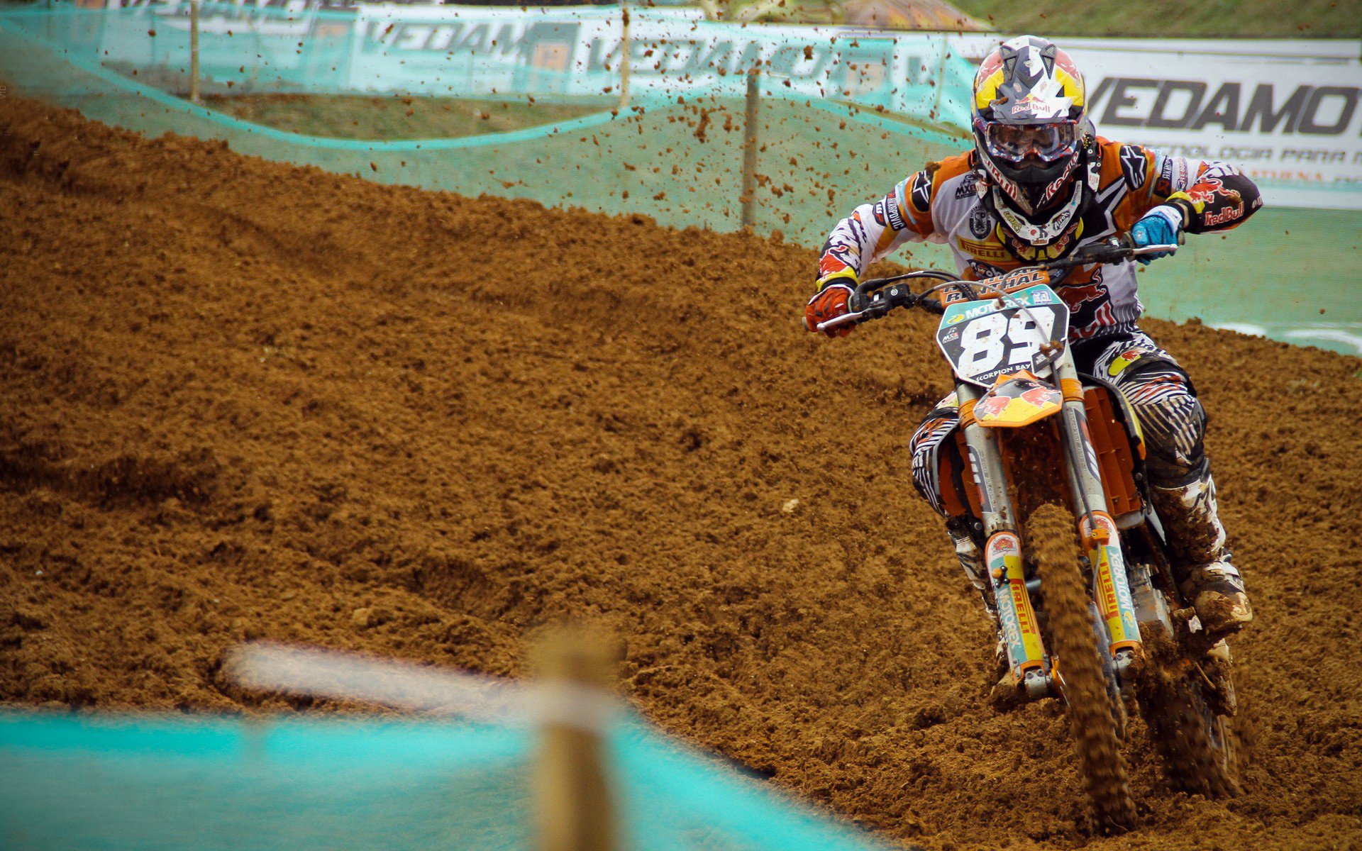 “东安湖赛场:跑酷选手翻越障碍,极限动作震撼全场”